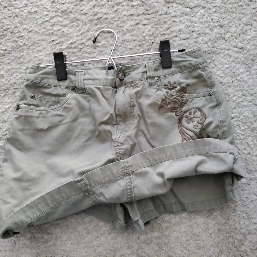 Sonoma skirt w/shorts. Embroidery. Five pockets. Olive green. 15" Cotton. - Picture 3 of 4